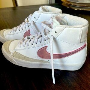 Nike Blazer Mid '77 tennis shoe